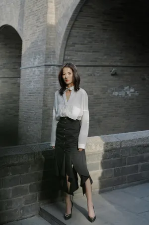 柴碧云白衫优雅写真图片