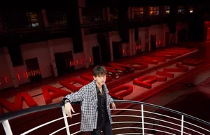 李现格纹西装帅气活动照图片_5