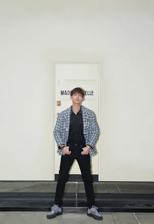 李现格纹西装帅气活动照图片_6