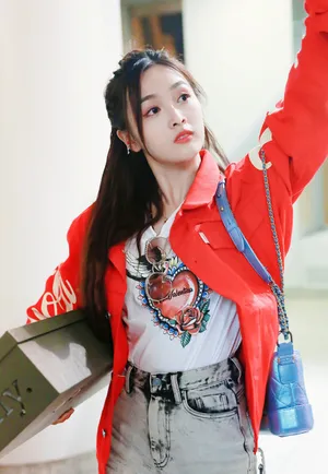 吴宣仪红衣甜美机场图片_2