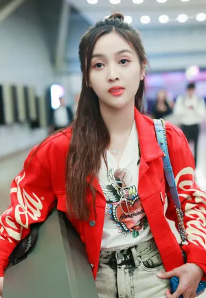 吴宣仪红衣甜美机场图片_3