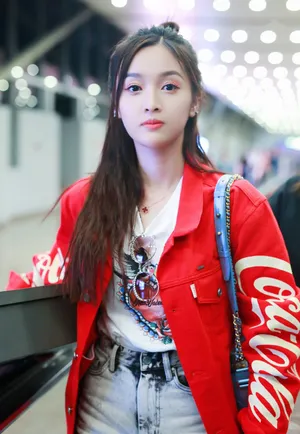 吴宣仪红衣甜美机场图片_4
