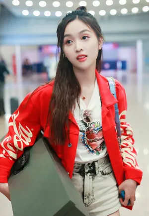 吴宣仪红衣甜美机场图片_5