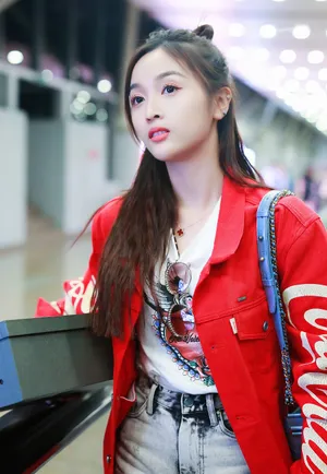 吴宣仪红衣甜美机场图片_6