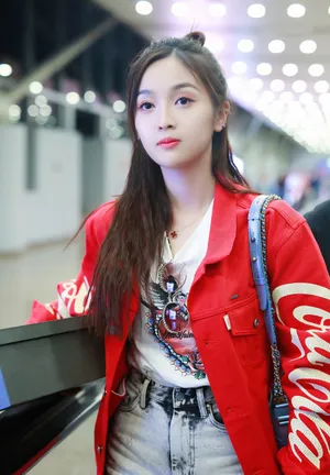 吴宣仪红衣甜美机场图片_7