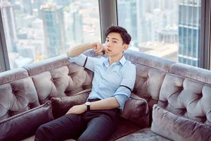 邓伦蓝色衬衫帅气活动照图片_2