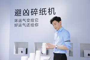 邓伦蓝色衬衫帅气活动照图片_6