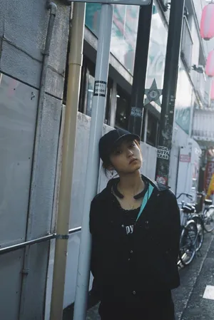 张子枫俏皮私服街拍照图片
