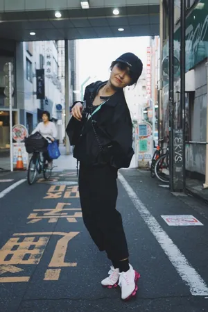 张子枫俏皮私服街拍照图片_4