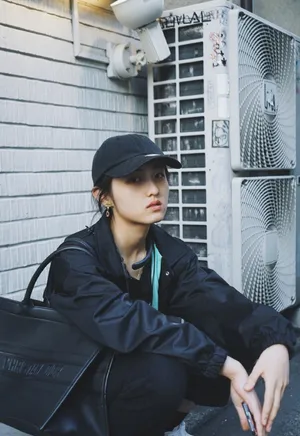 张子枫俏皮私服街拍照图片_5