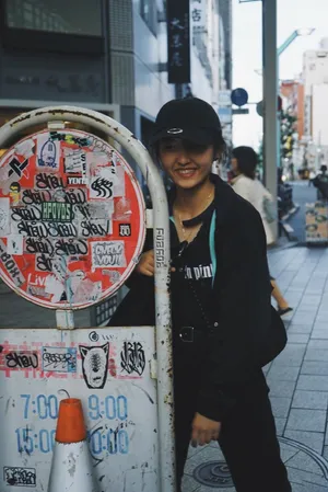 张子枫俏皮私服街拍照图片_7