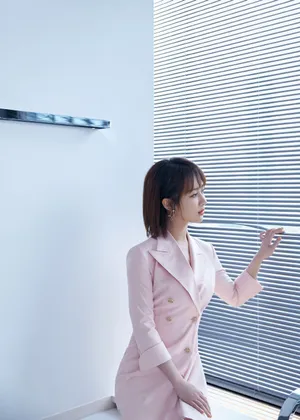 杨紫粉色西装精致写真图片