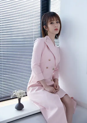杨紫粉色西装精致写真图片_3