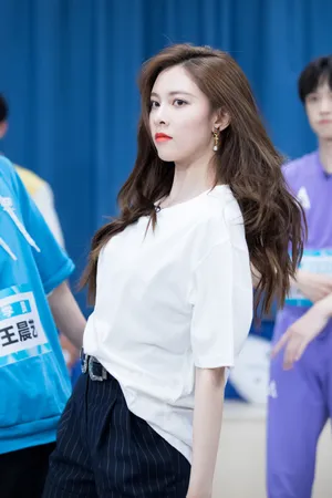 宋妍霏白衫清秀写真图片_2