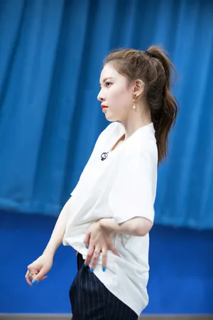 宋妍霏白衫清秀写真图片_3