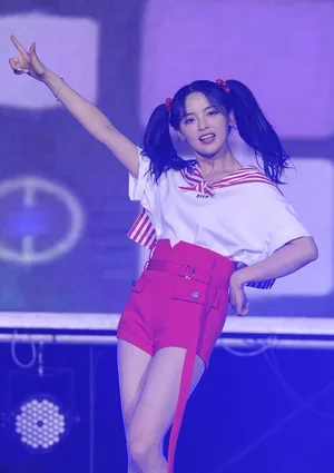杨超越水手服双马尾饭拍图片