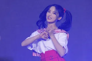 杨超越水手服双马尾饭拍图片_2
