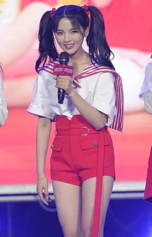 杨超越水手服双马尾饭拍图片_3