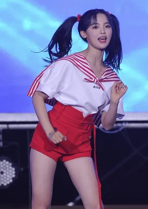 杨超越水手服双马尾饭拍图片_4