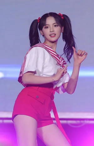 杨超越水手服双马尾饭拍图片_5
