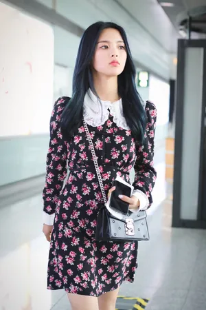 杨超越花裙性感机场街拍图片_2