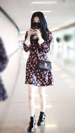 杨超越花裙性感机场街拍图片_3