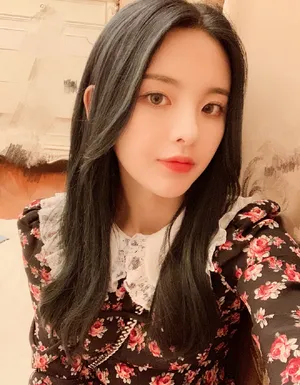 杨超越花裙性感机场街拍图片_4