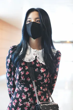 杨超越花裙性感机场街拍图片_5
