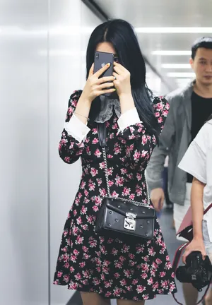杨超越花裙性感机场街拍图片_6