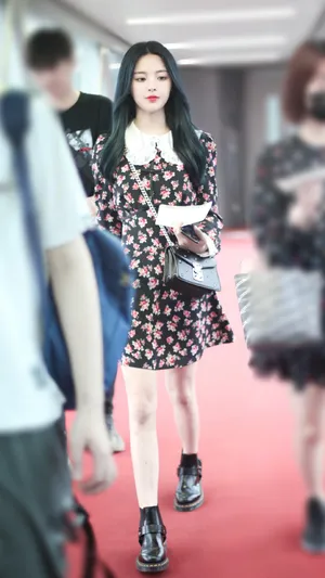 杨超越花裙性感机场街拍图片_7