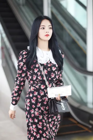 杨超越花裙性感机场街拍图片_8