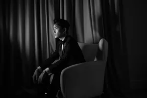 朱一龙黑白光影帅气写真图片