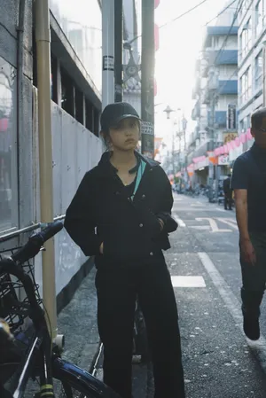 张子枫清新随性街拍图片_4