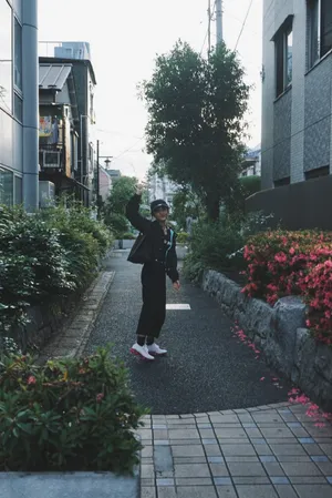张子枫清新随性街拍图片_5