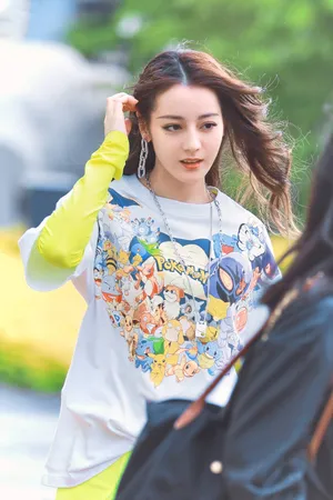 迪丽热巴运动风私服街拍图片_2