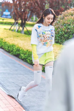 迪丽热巴运动风私服街拍图片_3