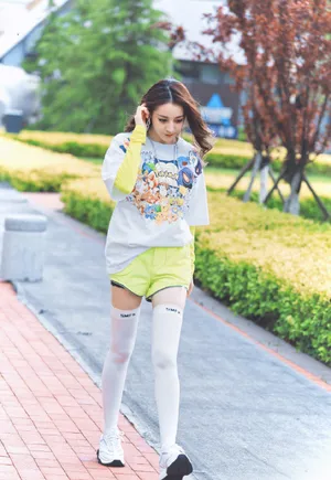 迪丽热巴运动风私服街拍图片_4