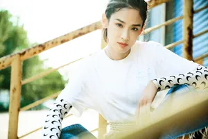 屈菁菁英姿飒爽街拍图片_2