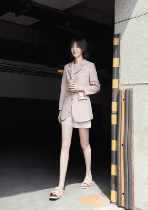 李溪芮甜美粉嫩街拍图片_2