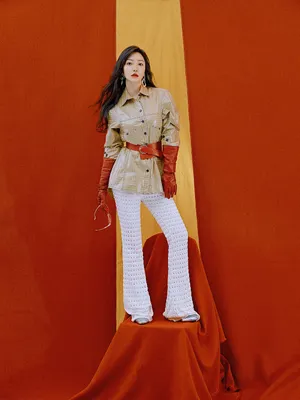 柳岩深v黑西装摩登性感写真图片_1