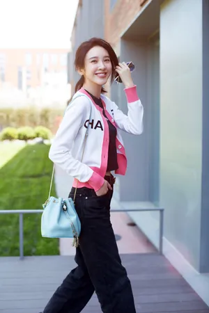 唐艺昕休闲甜美街拍图片