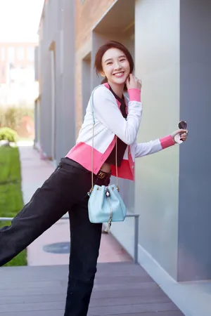 唐艺昕休闲甜美街拍图片_2