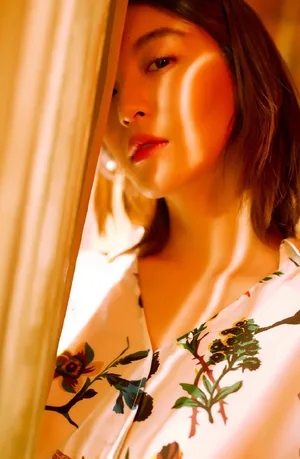 尤靖茹优雅知性光影写真图片_1