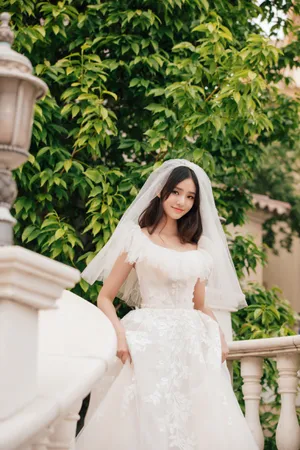 林允婚纱仙气写真图片_3