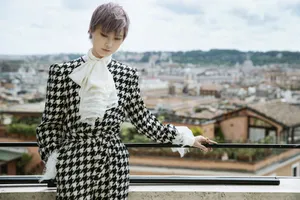 李宇春千鸟格套装时尚写真图片_4