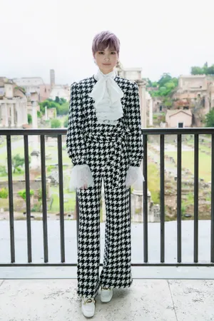 李宇春千鸟格套装时尚写真图片_6