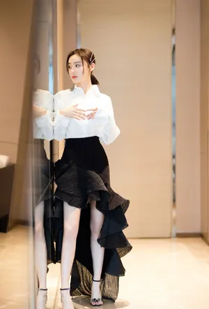 袁姗姗白衬衫清新活动照图片
