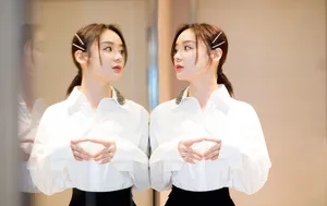 袁姗姗白衬衫清新活动照图片_2