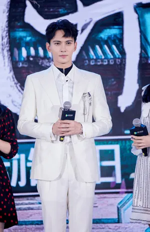 徐正溪帅气养眼发布会图片_3
