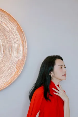 姚晨红裙明艳写真图片_6